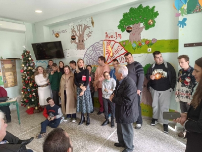 Ο Φ. ΒΑΡΔΑΚΑΣΤΑΝΗΣ ΠΑΡΕΥΡΕΘΗΚΕ ΣΤΗ ΧΡΙΣΤΟΥΓΕΝΝΙΑΤΙΚΗ ΓΙΟΡΤΗ ΤΟΥ ΚΔΑΠμεΑ ΙΩΑΝΝΗΣ ΒΑΡΔΑΚΑΣΤΑΝΗΣ ΚΑΙ Ο Α΄ ΑΝΤΙΠΡΟΕΔΡΟΣ    Γ. ΚΟΚΛΑΣ ΣΤΟ ΕΙΔΙΚΟ ΣΧΟΛΕΙΟ ΜΠΟΧΑΛΗΣ